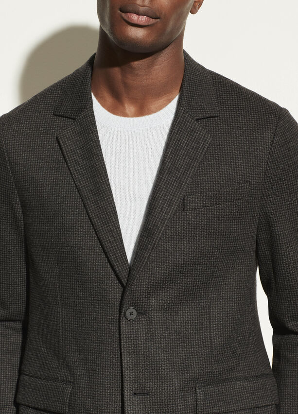 Read more about the article The Notched Lapel vs. The Peak Lapel